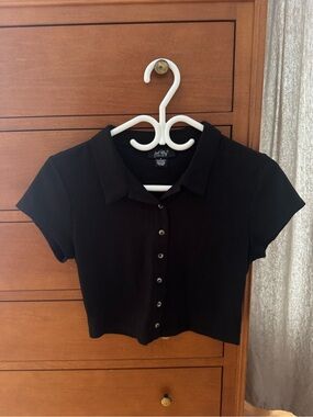 Women’s Black Ribbed Button-Front Cropped Polo Top